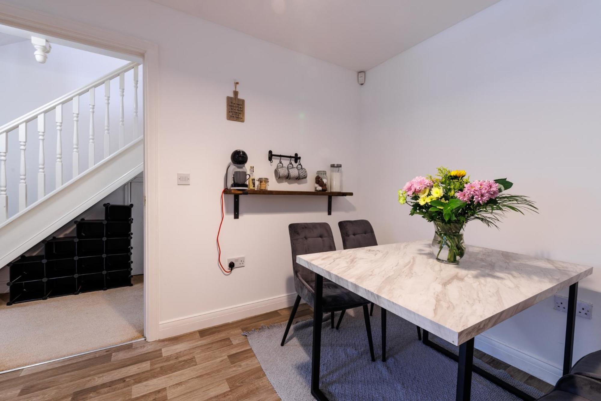 Comfortable 4-Bedroom Home In Aylesbury Ideal For Contractors Professionals Or Larger Families エクステリア 写真