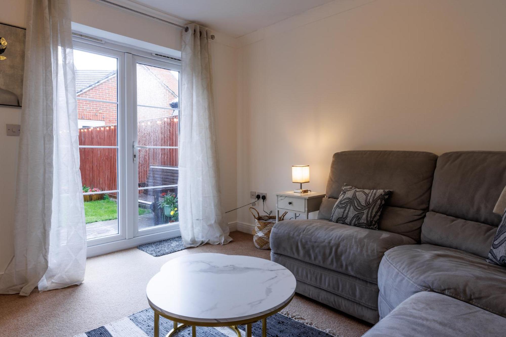 Comfortable 4-Bedroom Home In Aylesbury Ideal For Contractors Professionals Or Larger Families エクステリア 写真