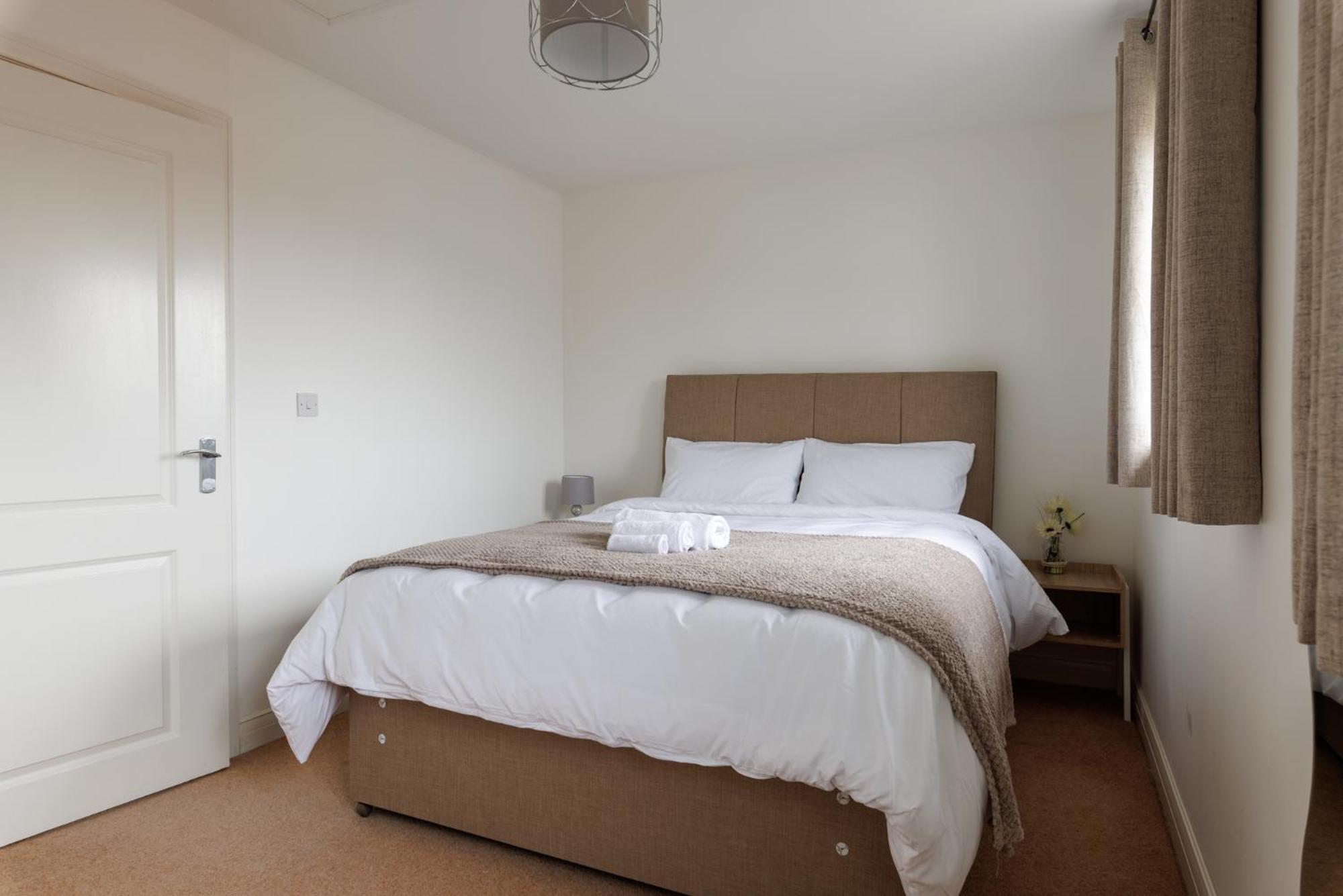 Comfortable 4-Bedroom Home In Aylesbury Ideal For Contractors Professionals Or Larger Families エクステリア 写真